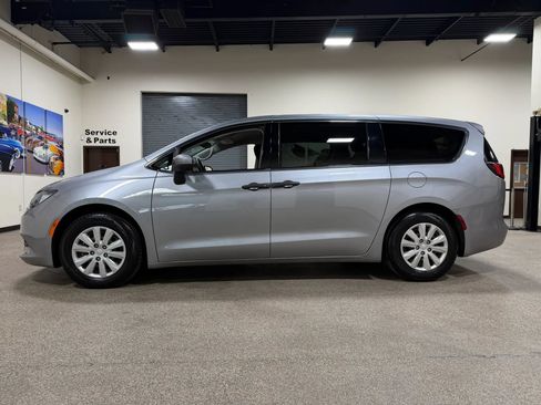 Used 2021 Chrysler Voyager L FWD image 8