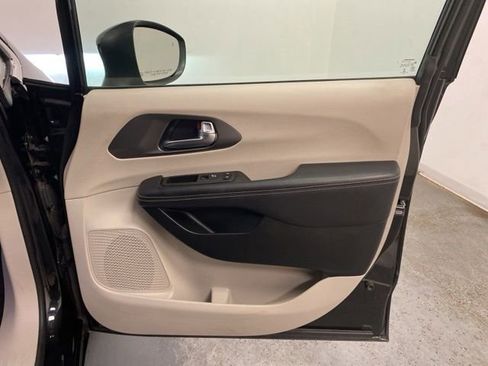 Used 2023 Chrysler Pacifica Touring-L FWD image 26