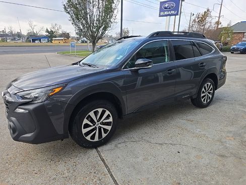 Used 2023 Subaru Outback Premium image 3