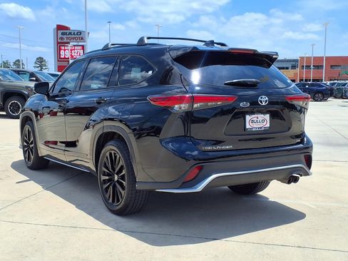 Used 2023 Toyota Highlander XSE FWD image 2