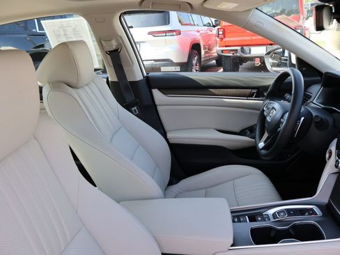 Certified 2022 Honda Accord Touring image 8