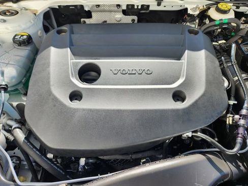 Certified 2025 Volvo XC40 B5 Plus AWD/4WD image 21