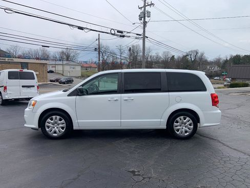Used 2018 Dodge Grand Caravan SE w/ UConnect Hands-Free Group image 5