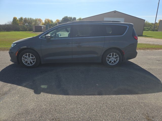 Used 2022 Chrysler Pacifica Touring-L FWD image 3