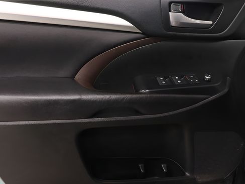 Used 2017 Toyota Highlander XLE AWD/4WD image 22