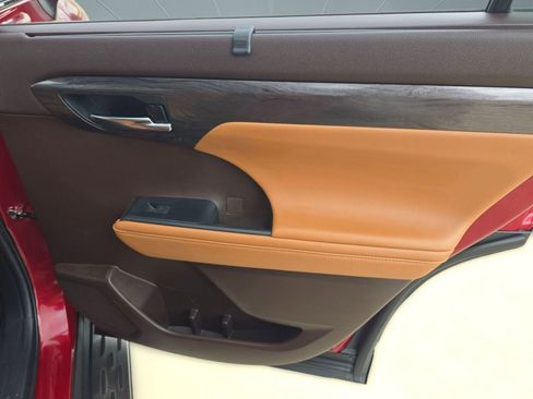 Used 2022 Toyota Highlander Platinum image 29