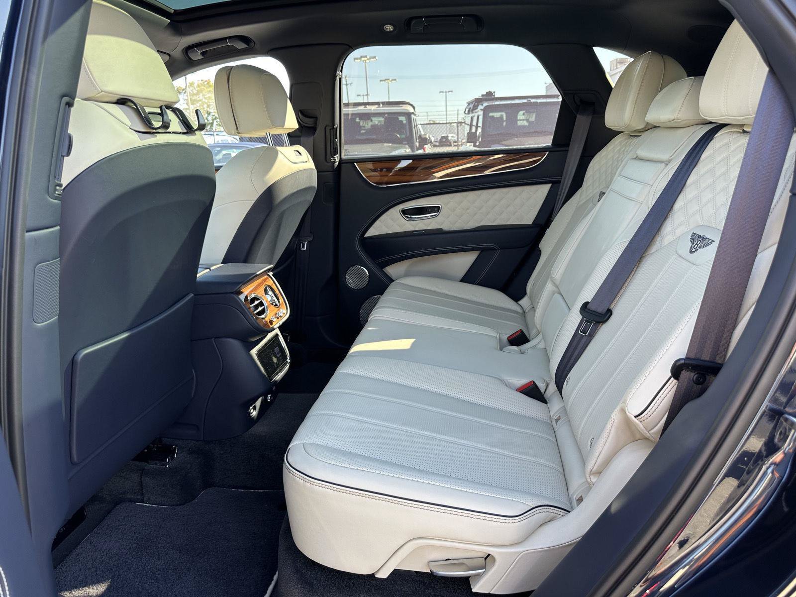 Used 2022 Bentley Bentayga AWD/4WD image 26