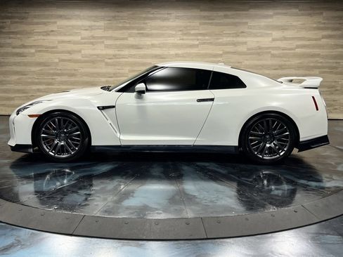 Used 2017 Nissan GT-R Premium image 24