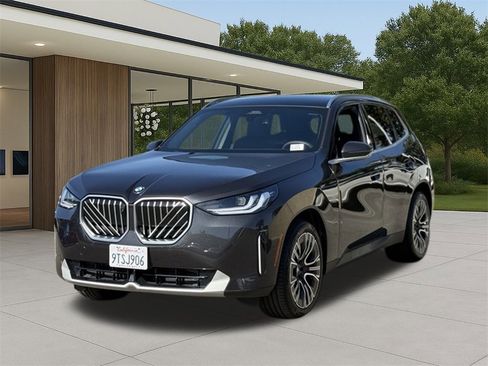 Used 2025 BMW X3 xDrive30i w/ Premium Package image 2