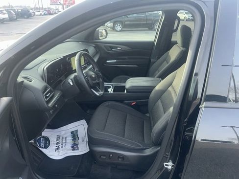 Used 2025 Chevrolet Traverse LT image 11