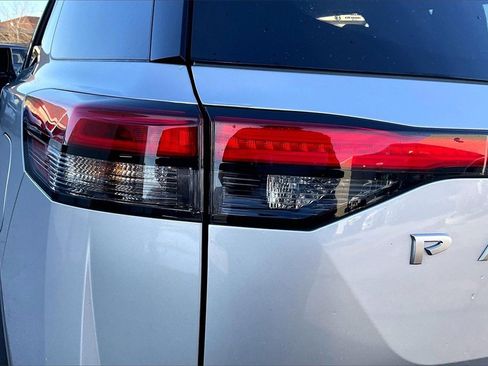 Used 2025 Nissan Pathfinder SV image 28