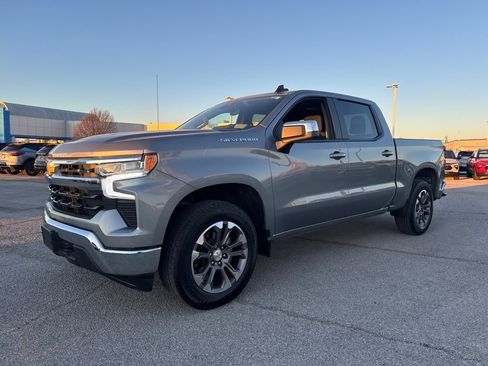 Used 2025 Chevrolet Silverado 1500 LT image 2