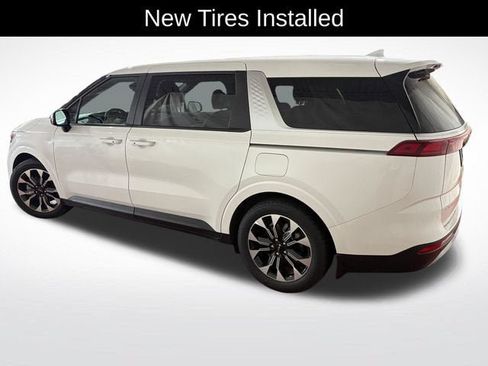 Used 2024 Kia Carnival EX FWD image 2
