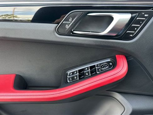 Used 2025 Porsche Macan image 10