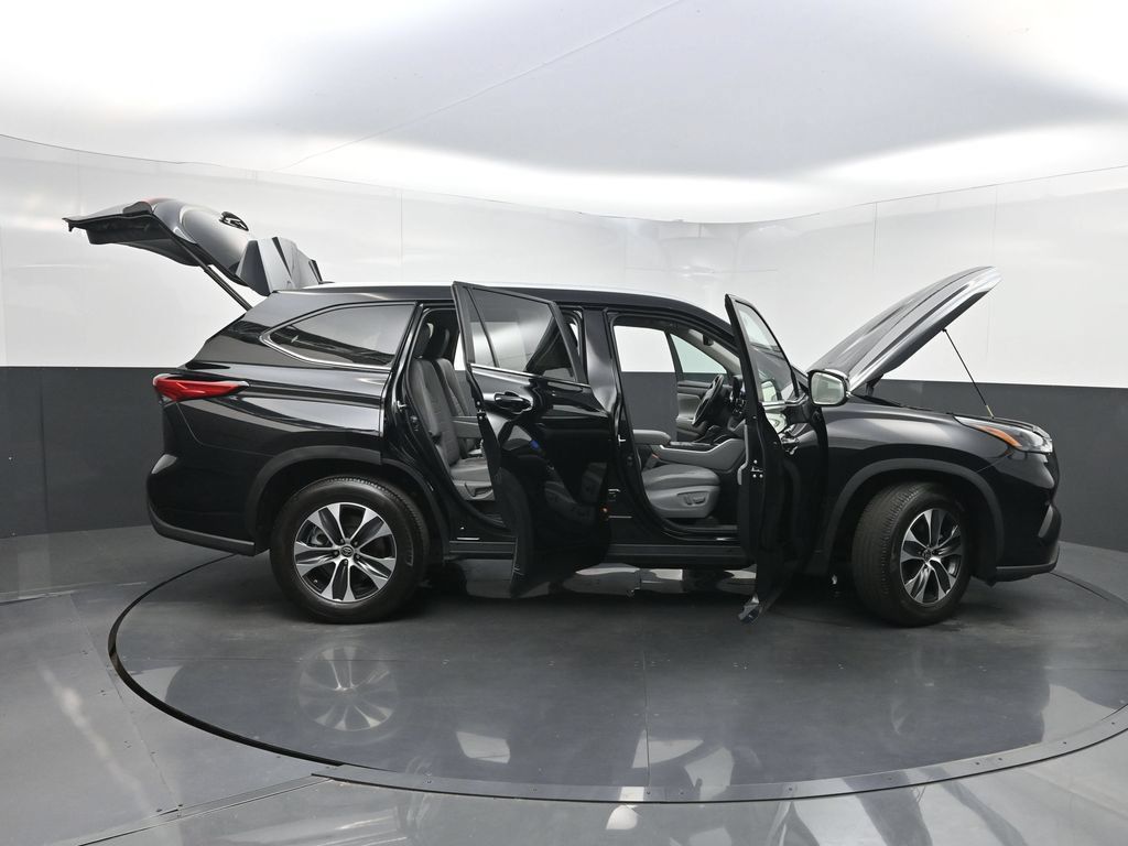 Used 2023 Toyota Highlander XLE FWD image 39