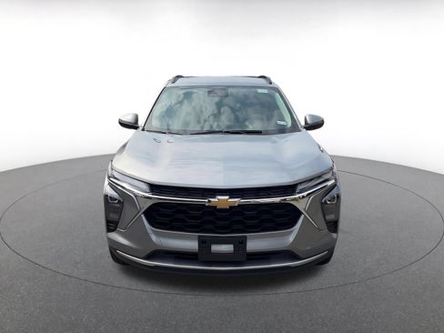 Used 2025 Chevrolet Trax LT FWD image 3