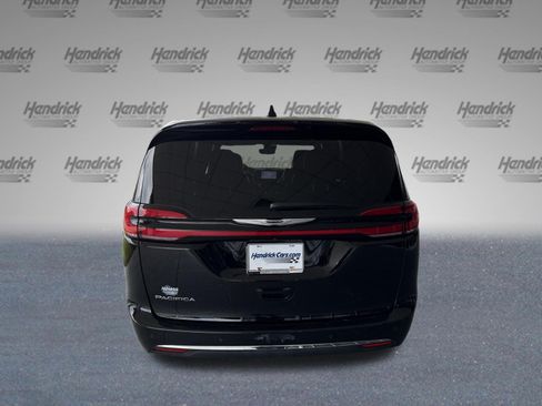 Used 2025 Chrysler Pacifica Select FWD image 8