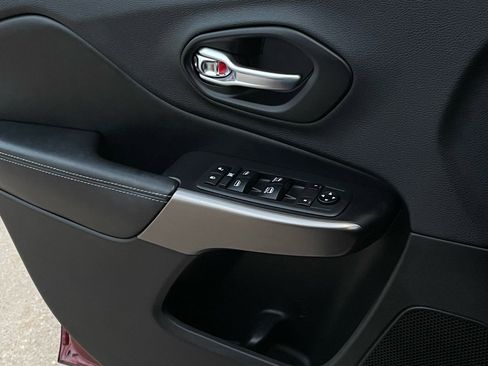 Used 2019 Jeep Cherokee Latitude Plus w/ Comfort/Convenience Group image 20