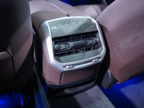 Used 2026 BMW 740i w/ Premium Package RWD image 14