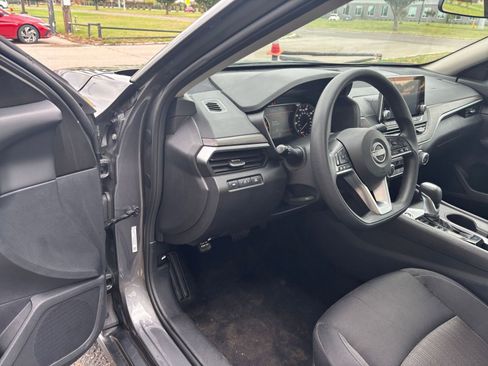Used 2025 Nissan Altima 2.5 SV FWD image 34