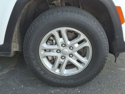 Used 2023 Jeep Grand Cherokee Laredo image 4