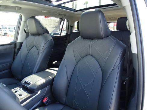 New 2026 Toyota Highlander Platinum AWD/4WD image 11