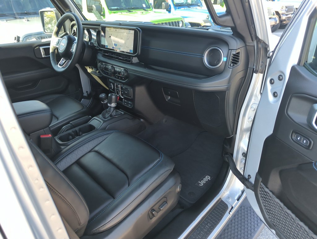 Used 2024 Jeep Wrangler High Altitude AWD/4WD image 30