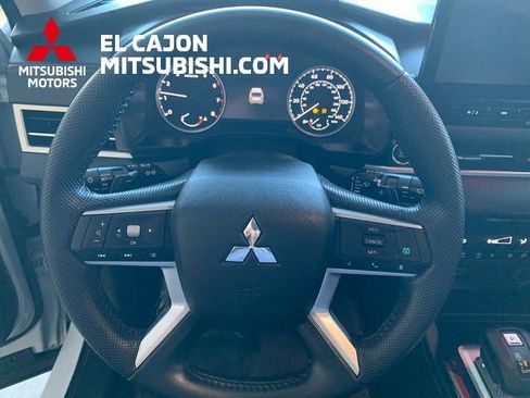 Used 2025 Mitsubishi Outlander AWD image 15
