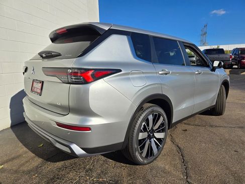 New 2025 Mitsubishi Outlander SE image 11