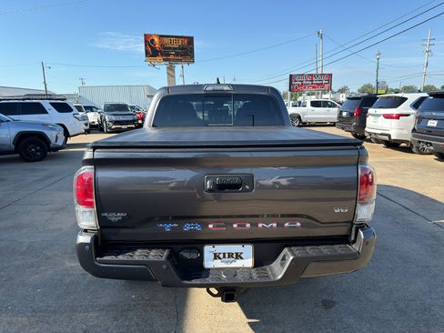 Used 2020 Toyota Tacoma TRD Sport w/ Technology Package AWD/4WD image 4