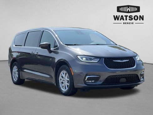 Used 2023 Chrysler Pacifica Touring FWD image 1