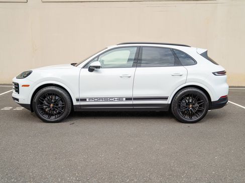 Used 2025 Porsche Cayenne image 2