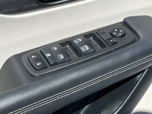 Used 2024 Chrysler Pacifica Touring-L AWD/4WD image 17