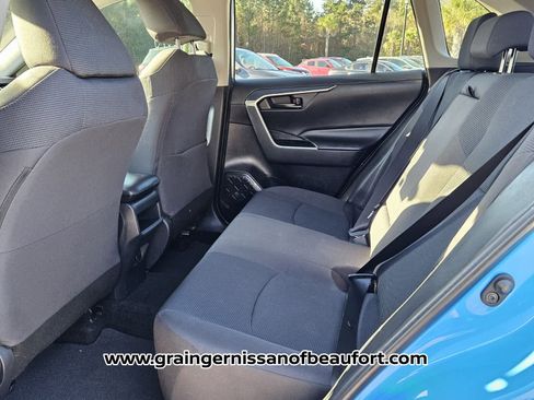 Used 2019 Toyota RAV4 LE image 4