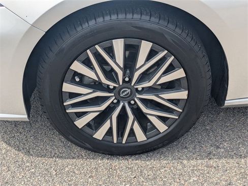 Used 2024 Nissan Altima 2.5 SV image 10