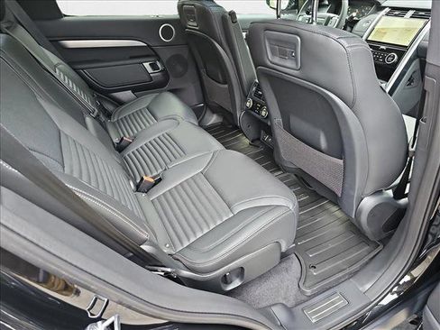 New 2024 Land Rover Discovery Dynamic SE image 6