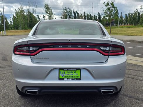 Used 2019 Dodge Charger SXT RWD image 4