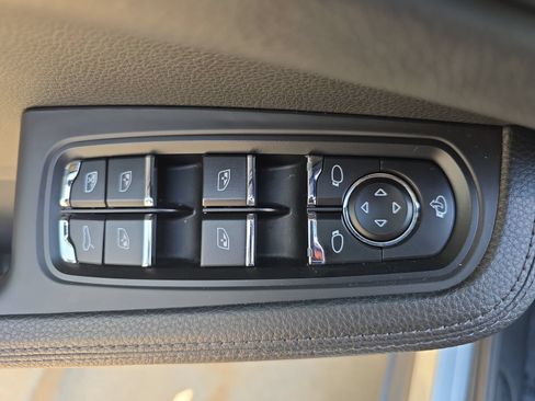 Used 2024 Porsche Macan AWD/4WD image 17