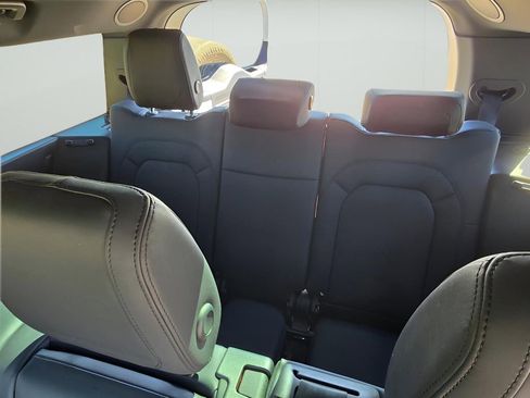 Used 2023 Land Rover Defender 130 X-Dynamic SE image 11