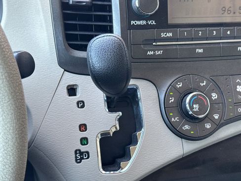 Used 2012 Toyota Sienna w/ Towing Pkg FWD image 20