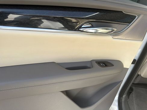 Used 2020 Cadillac XT6 Premium Luxury FWD image 19