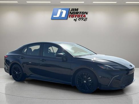 Used 2025 Toyota Camry SE w/ Convenience Package FWD image 3