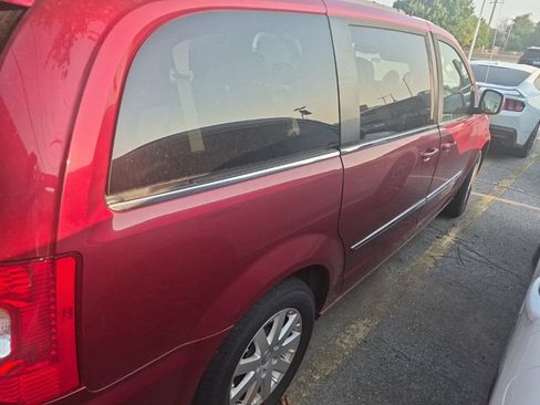 Used 2016 Chrysler Town & Country Touring FWD image 9
