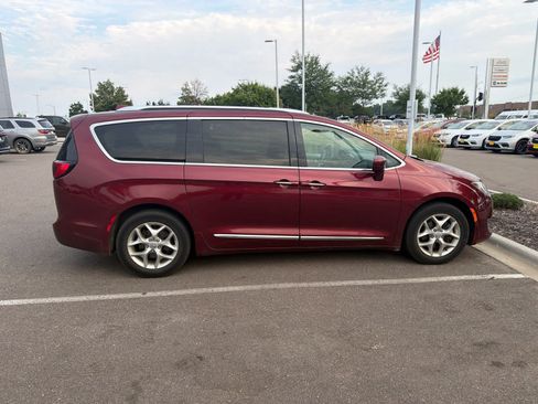 Used 2019 Chrysler Pacifica Touring-L w/ Tire & Wheel Group FWD image 4