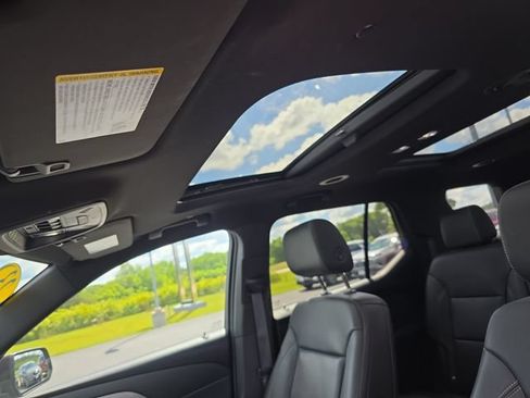Used 2023 Chevrolet Traverse LT w/ LT Premium Package AWD/4WD image 21