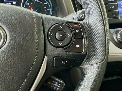 Used 2018 Toyota RAV4 LE AWD/4WD image 19