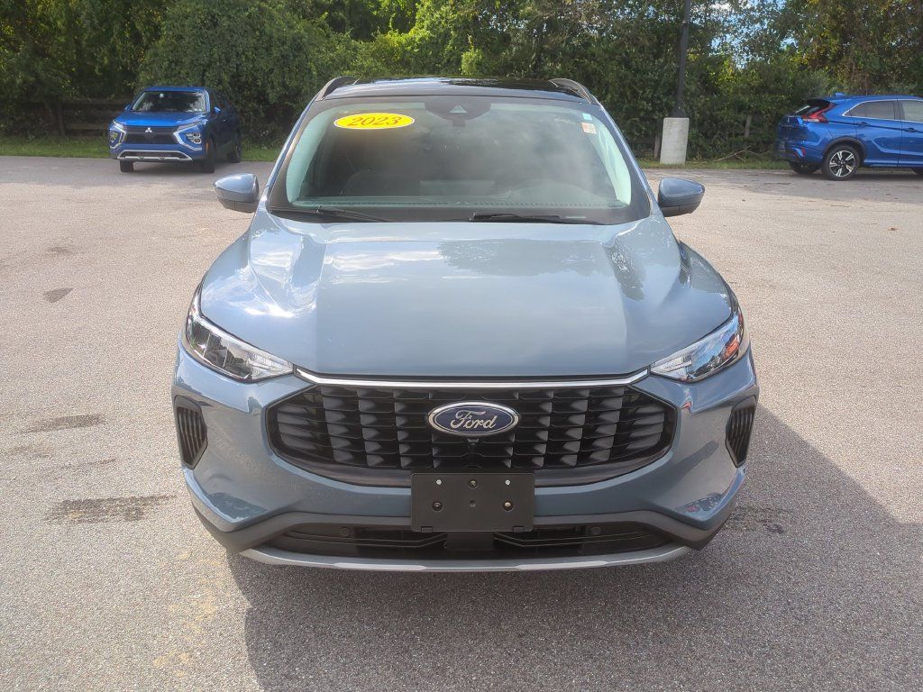 Used 2023 Ford Escape Active w/ Tech Pack #2 AWD/4WD image 2
