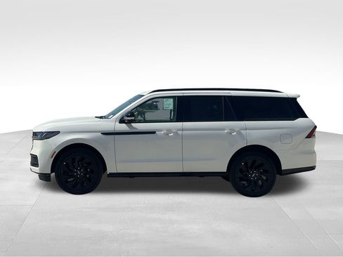 New 2026 Lincoln Navigator Reserve w/ Jet Appearance Package AWD/4WD image 2