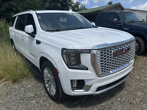Used 2024 GMC Yukon XL Denali w/ Advanced Technology Package AWD/4WD image 4