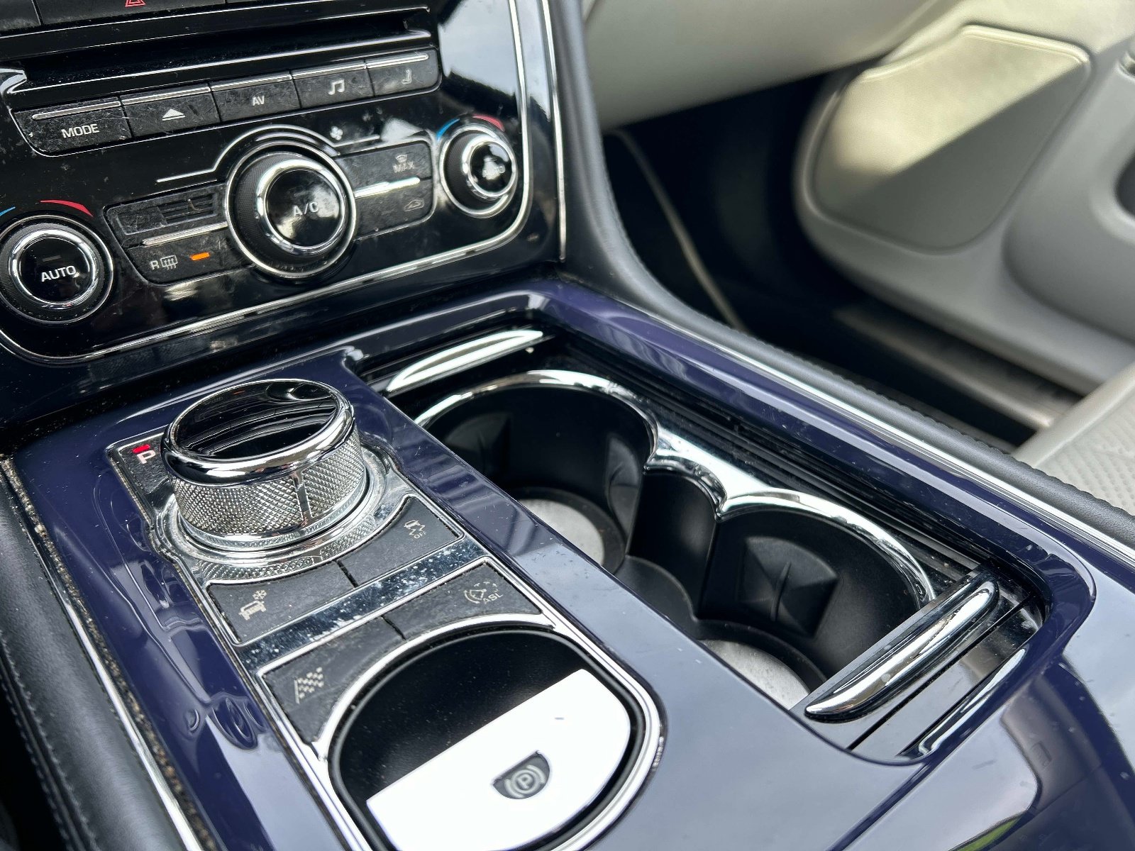 Used 2012 Jaguar XJ RWD image 34